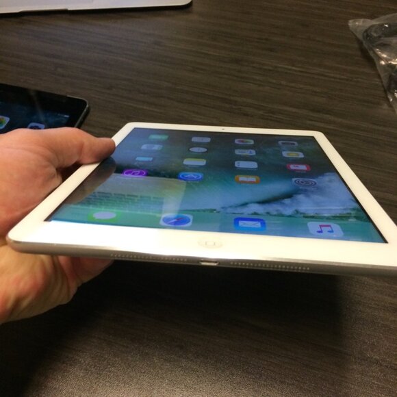 Apple iPad Air  16GB 9.7" WiFi! Very good!! - White - Picture 3 of 3